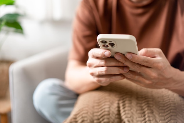 Foto homem verificando algo em seu smartphone