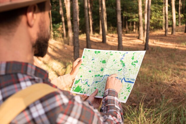 Foto homem verificando um novo destino no mapa