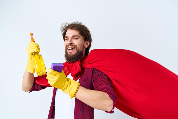 Homem vermelho capa de chuva detergente de limpeza profissional dever de casa