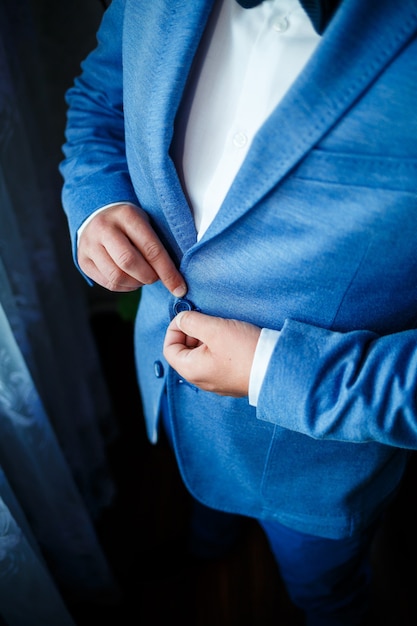 Homem veste um terno no dia do casamento