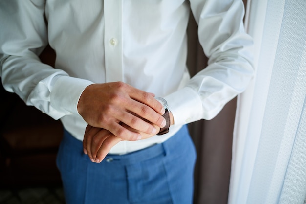 Homem veste um terno no dia do casamento