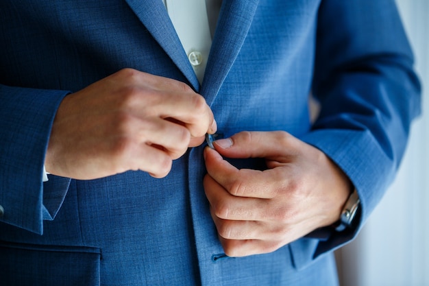 Homem veste um terno no dia do casamento