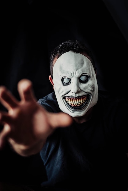 Foto homem vestido como um demônio branco para o halloween.