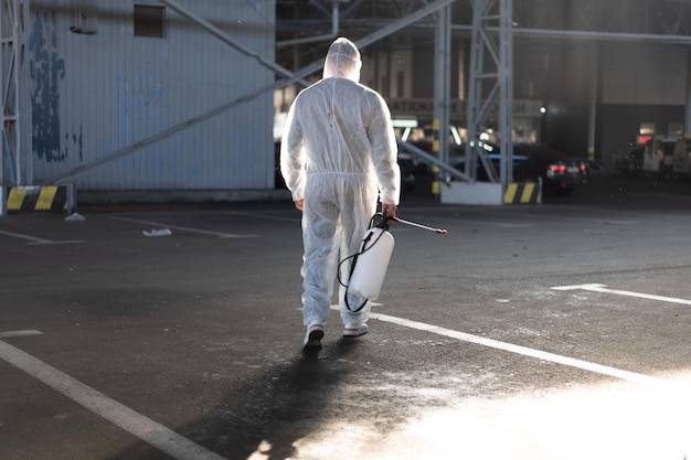 Homem vestido macacão protetor branco