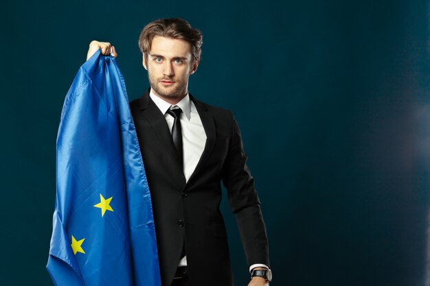 Foto homem vestindo bandeira europeia