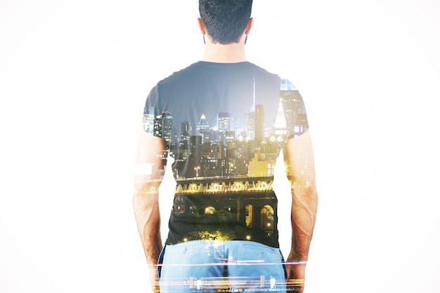 Homem vestindo camisa com vista para a cidade