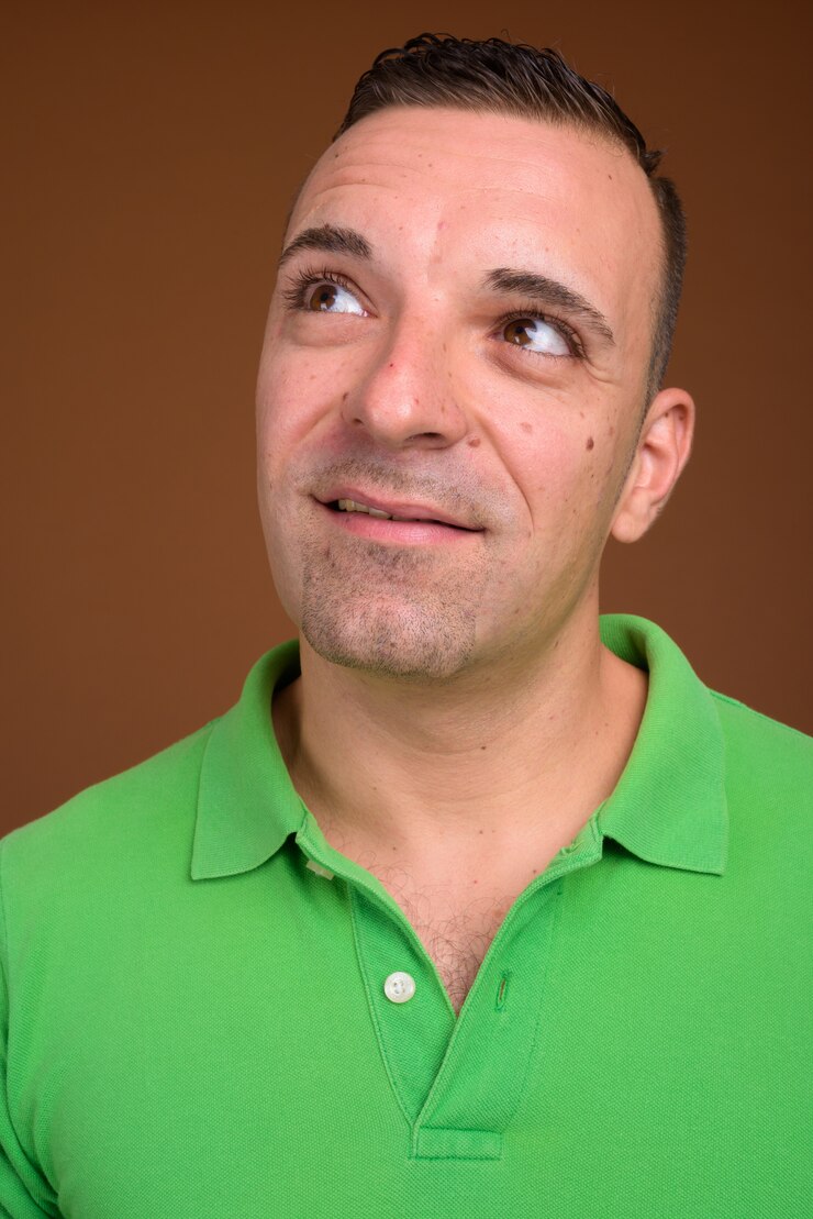 Foto homem vestindo camisa verde em marrom