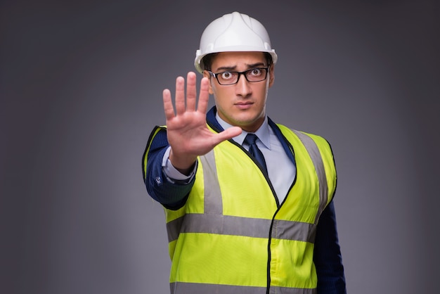 Homem vestindo capacete e colete de construção