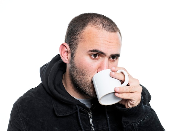 Homem vestindo jaqueta preta bebendo chá
