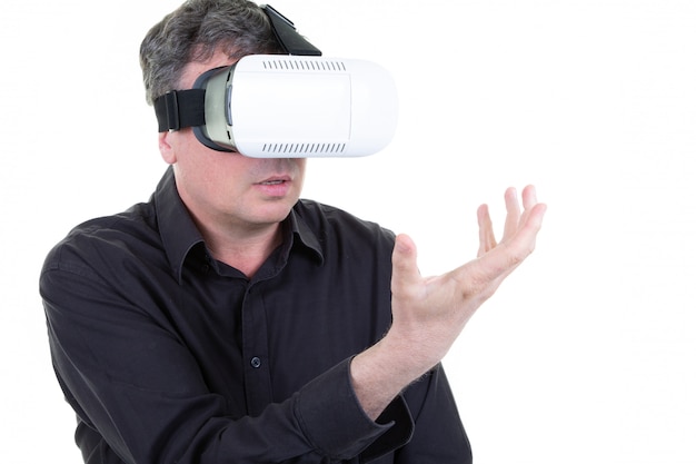 Homem vestindo jogando óculos de tecnologia futura VR