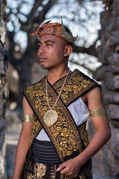 Homem vestindo roupas tradicionais da ilha de sabu indonésia