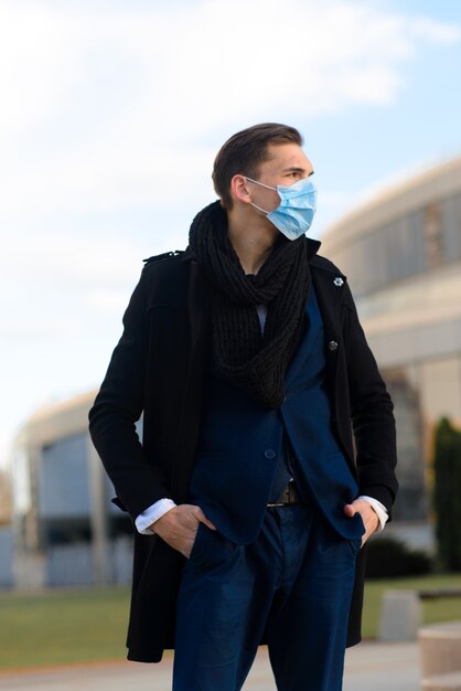 Homem vestindo terno formal e máscara facial