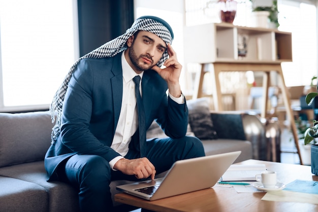 Homem vestindo terno preto. empreendedor experiente.