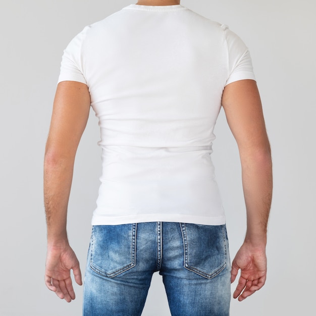 Homem vestindo uma camisa de algodão branco com espaço vazio para o seu texto ou logotipo