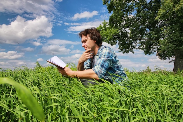 Homem viaja no verão de campo