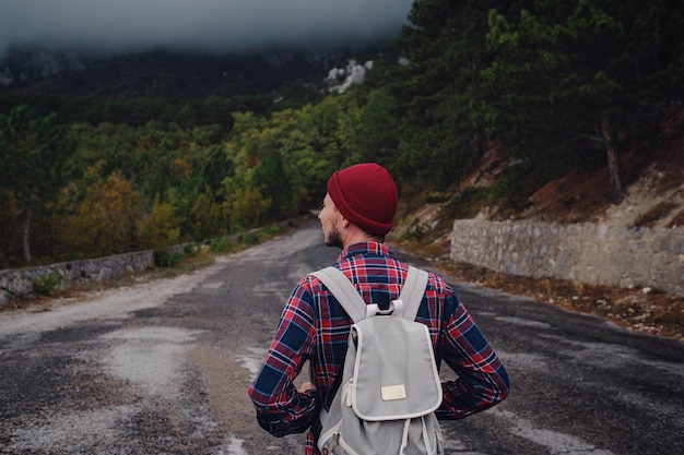 Homem viajando com uma mochila caminhando nas montanhas
