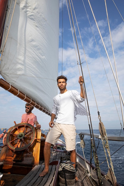 Foto homem viajando de barco em san sebastian