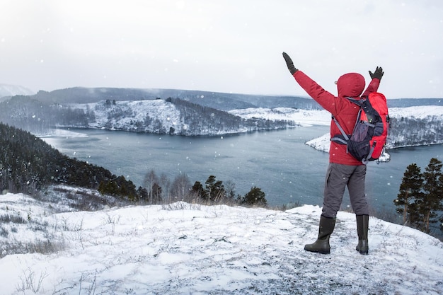 Homem viajando mochileiro caminhando nas montanhas de inverno aventura de estilo de vida saudável ativo