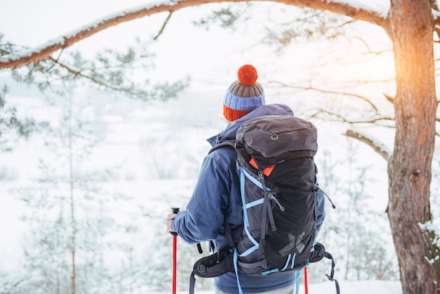 Homem viajante com mochila caminhadas viagens estilo de vida aventura ativo férias ao ar livre. floresta bela paisagem