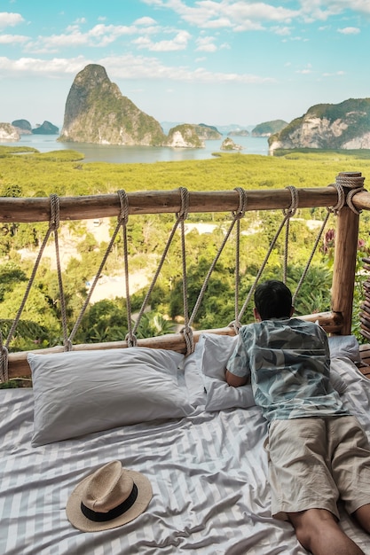 Homem viajante feliz aprecia o ponto de vista da baía de Phang Nga, Tailândia