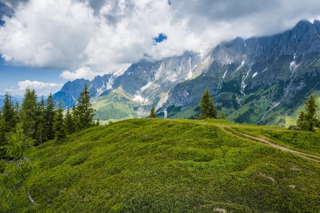 Homem viajante na pista de caminhada desfrutando das montanhas Wilder Kaiser Tirol Áustria