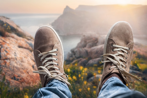 Homem viajante relaxante na natureza