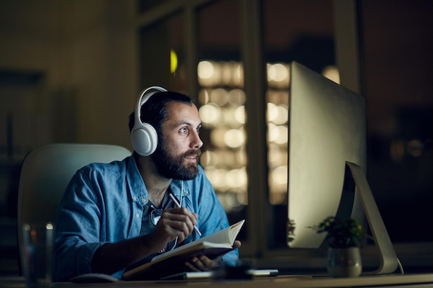 Homem videoconferência com cofundador à noite