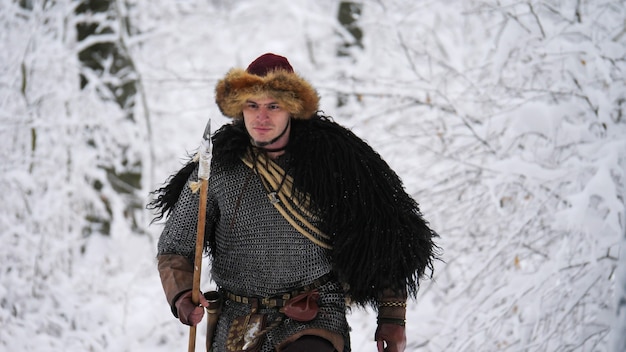 Foto homem viking indo para a floresta de inverno