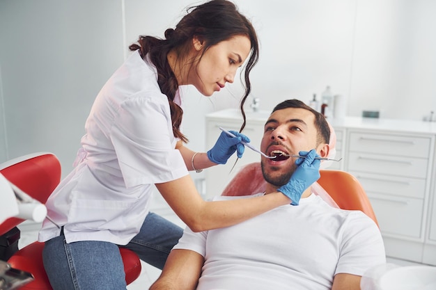 Foto homem visitando dentista na clínica concepção de estomatologia