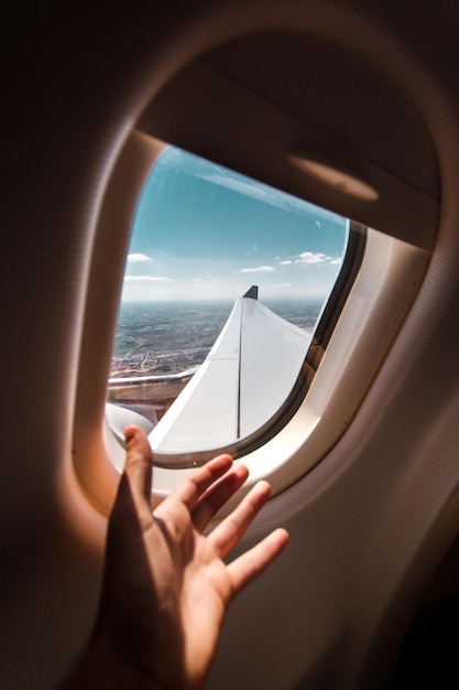 Foto homem visto através da janela de um avião