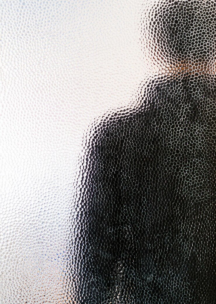 Foto homem visto através da janela