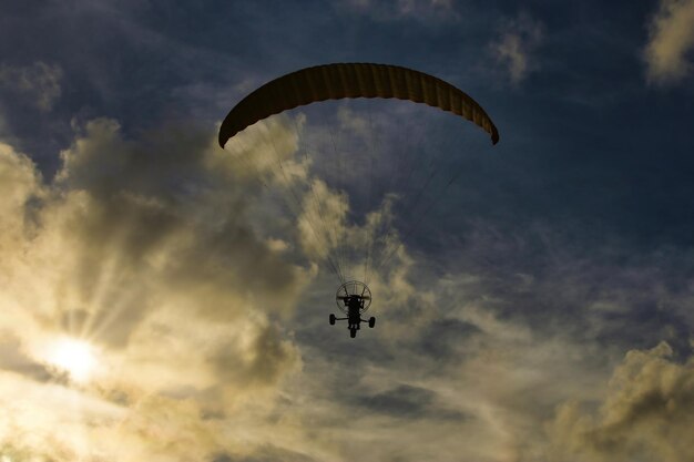 Foto homem voando em parapente sobre a praia de parang tritis yogyakarta 27 de outubro de 2022