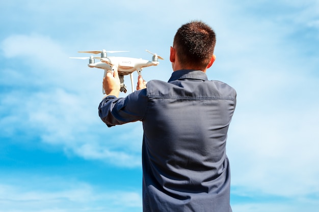 Homem voando em um drone no campo amarelo