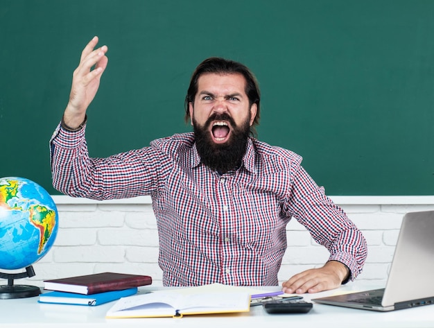 Foto homem zangado com resultados ruins de exames na educação escolar remota