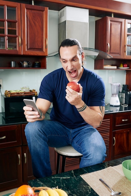 Homem Zangado Comendo Maçã