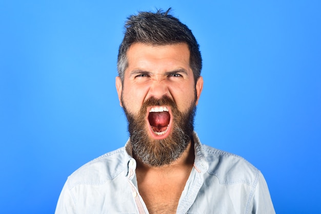 Homem zangado, raiva, homem barbudo agressivo, gritando homem com barba comprida e bigode com cara de zangado