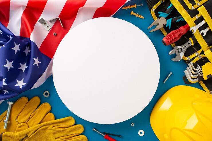 Foto homenagem ao dia do trabalho aos trabalhadores da construção composição aérea com uma bandeira de equipamentos de construção e ferramentas em fundo azul isolado ótimo para campanhas com tema do dia do trabalho ou sobreposições de texto