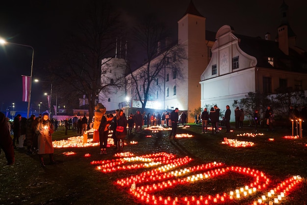 Homenaje con velas por la noche en honor al día de la independencia de Letonia