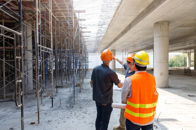 Homens a trabalhar no canteiro de obras