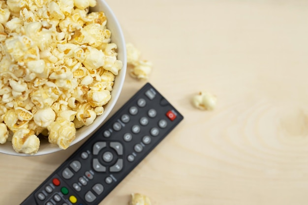 Homens a ver filmes na televisão online em casa