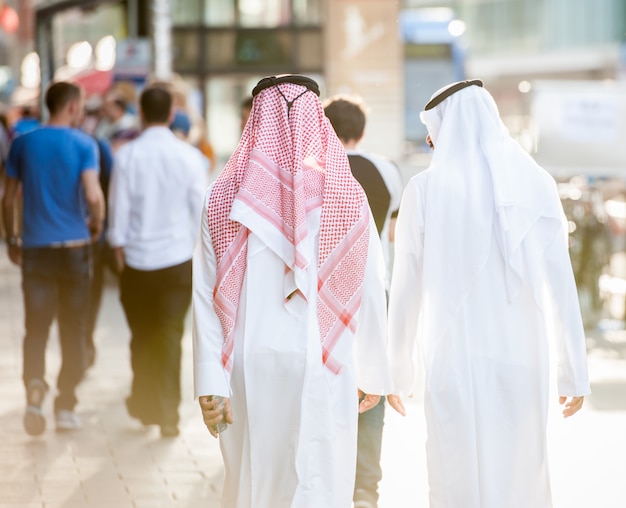 Homens árabes na rua