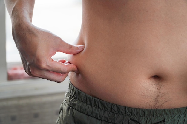 Homens asiáticos com excesso de peso apertam as mãos com muita gordura da barriga