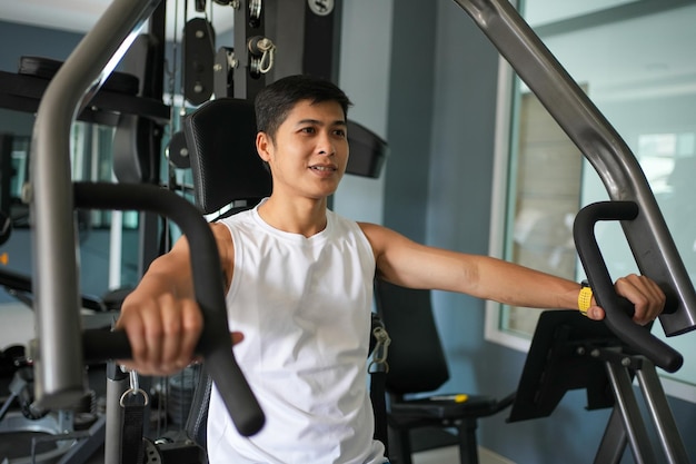 Homens asiáticos fazendo exercícios de peito no ginásio