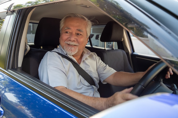Homens asiáticos sênior dirigindo um carro e sorrir alegremente com expressão positiva contente durante a unidade para viajar viagem, as pessoas gostam de rir transporte e relaxado feliz homem maduro no conceito de viagem
