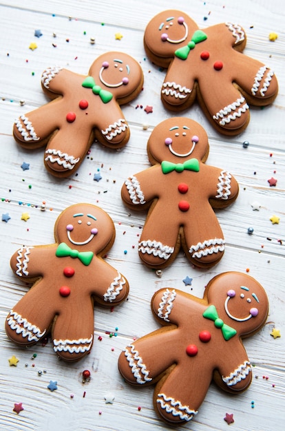 Homens-biscoito de Natal em um fundo branco de madeira. Pão de mel caseiro delicioso de Natal