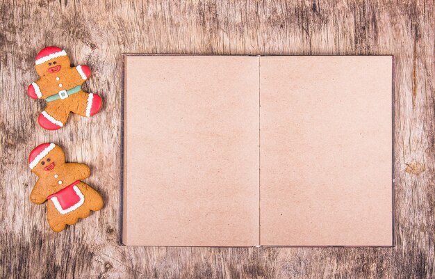 Homens-biscoito e um livro com páginas em branco