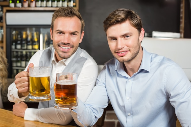 Homens brindando com cervejas