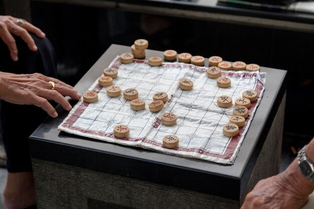 Foto homens chineses jogando xiangqi