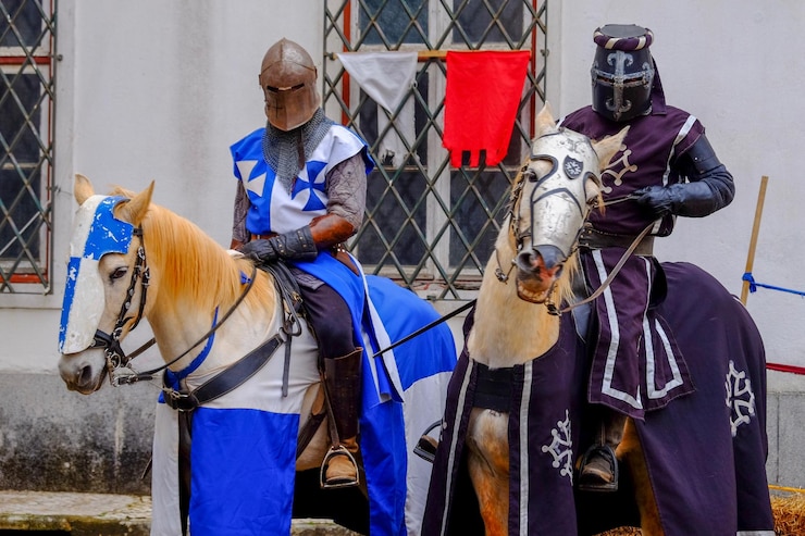 Foto homens com guarda-chuvas.