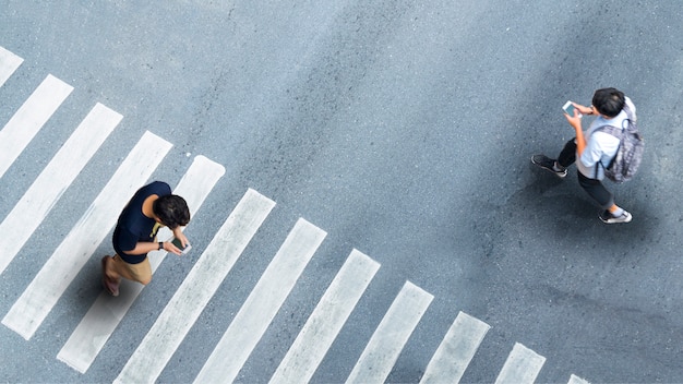 Homens com smartphones andando na rua